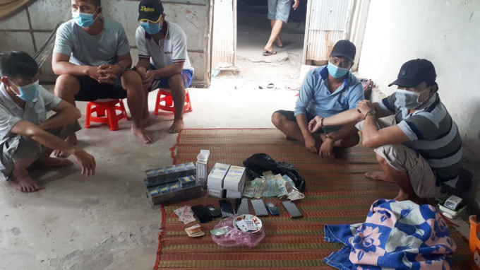 Nhóm người đánh bạc tại xã Vĩnh Thuận, H.Vĩnh Hưng, Long An bị bắt quả tang. ẢNH: KHÔI NGUYÊN