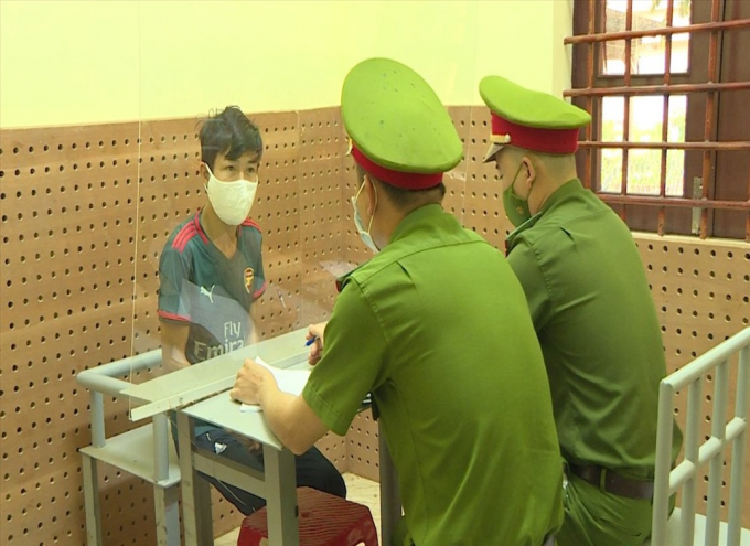 Cơ quan điều tra lấy lời khai đối tượng phá rừng. Ảnh:MQ