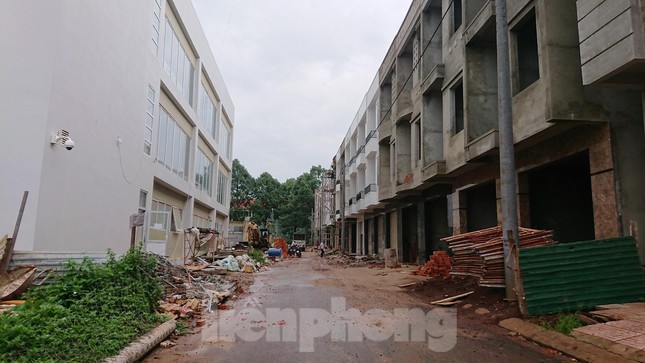 Phần diện tích xây dựng nhà ở trái phép (bên phải) của Cty Phú Xuân từ tháng 8/2020