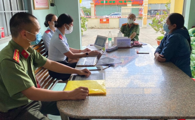 Bà Hương (phải) làm việc cơ quan công an và Thanh trả Sở Thông tin và Truyền Thông tỉnh Đồng Nai tại trụ sở Công an phường Trảng Dài. Ảnh: VH.