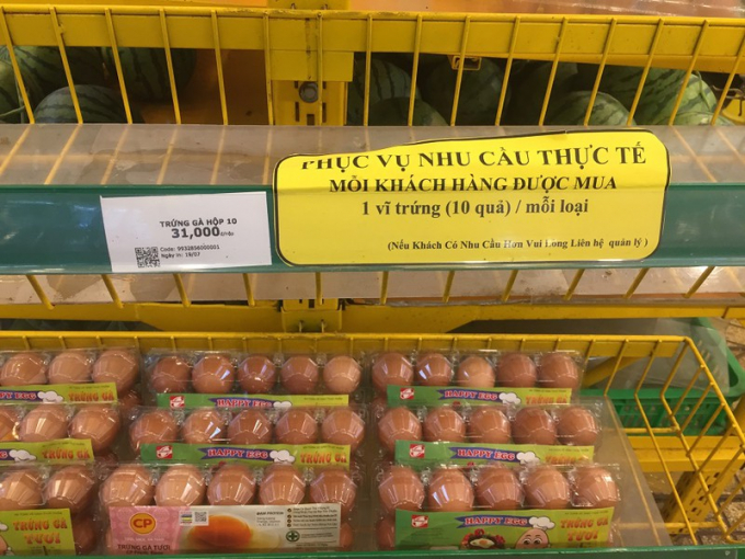 Trước khi thực hiện giãn cách ai ở đâu ở yên đó các siêu thị cửa hàng tiện lợi giới hạn số lượng trứng được mua. ẢNH: TÚ UYÊN