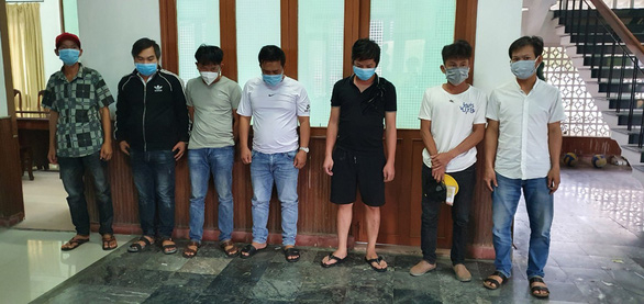 Bảy nghi can tổ chức và cá độ bóng đá qua mạng bị Cơ quan CSĐT Công an tỉnh Phú Yên tạm giữ hình sự - Ảnh: VIỆT TƯỜNG