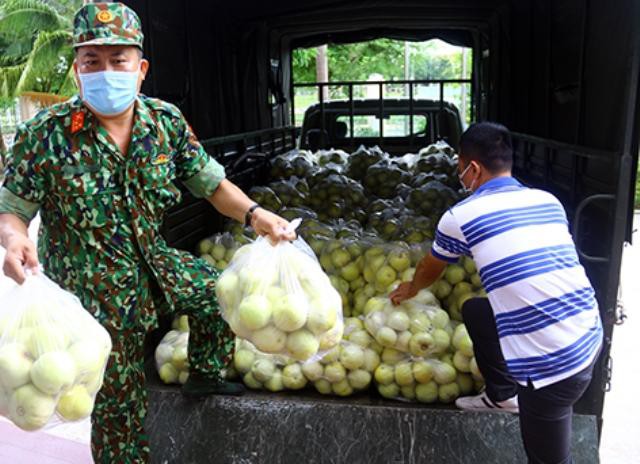 Bộ đội hỗ trợ vận chuyển tiêu thụ nông sản ở Hậu Giang. Ảnh: H.Phước