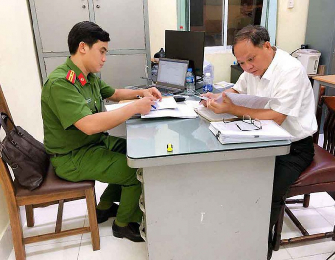 Ông Tất Thành Cang khi nhận quyết định khởi tố. Ảnhh: CACC