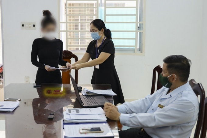 Giao quyết định xử phạt cho H. (Ảnh: CACT)
