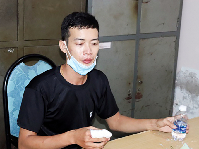 Nghi can Lý Văn Phương tại cơ quan công an. Ảnh: DIỄM HẰNG