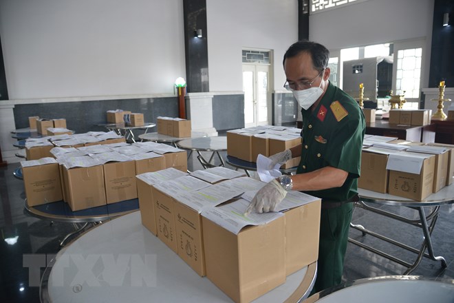 Các cán bộ Bộ Tư lệnh TP Hồ Chí Minh kiểm tra tro cốt người mắc bệnh COVID-19 tử vong tại Nhà tang lễ Thành phố Hồ Chí Minh trước khi giao về nhà cho thân nhân. (Ảnh: Mạnh Linh/TTXVN)