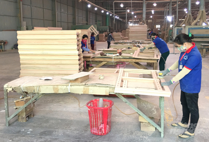 Hiện hầu hết các doanh nghiệp hoạt động trong ngành gỗ ở các huyện, thị xã trên địa bàn Bình Định đang bị thiếu lao động trầm trọng. Ảnh: Vũ Đình Thung