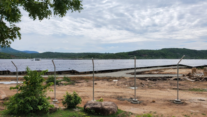 Hiện nhiều dự án điện mặt trời trong lòng hồ ở Ninh Thuận đang triển khai. Ảnh: PV.