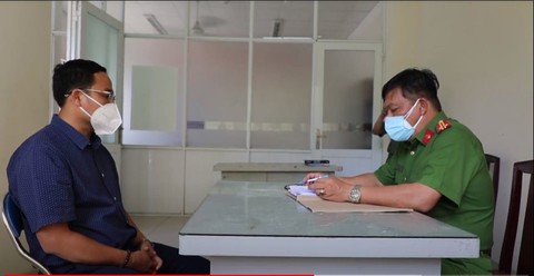 Ông Hồ Hữu Nhân tại cơ quan công an.