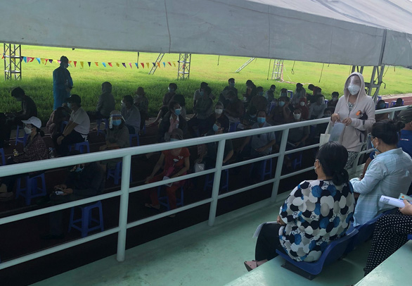 Người dân chờ tại điểm tiêm vắc xin COVID-19 tại sân vận động Đạt Đức, phường 16, quận Gò Vấp - Ảnh: M.H.