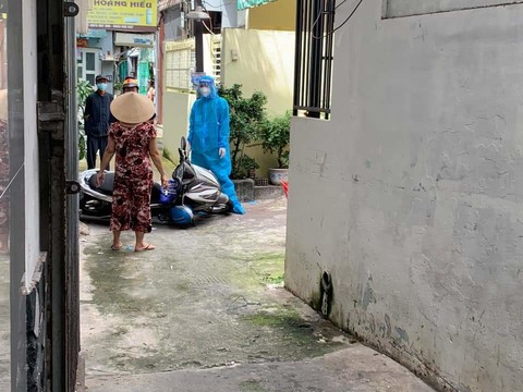 Xe máy của tổ y tế bị kéo ngã.T