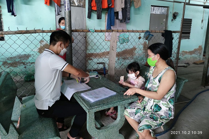 Người dân phường An Phú Đông, quận 12 nhận hỗ trợ đợt 3. Ảnh: NH