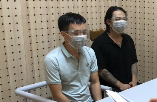 Hiển (áo đen) và Úy tại cơ quan điều tra