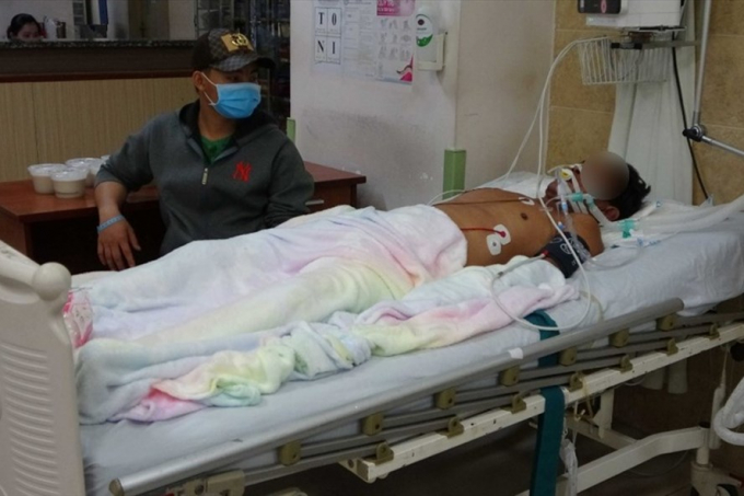 Bệnh nhân ngộ độc rượu được cấp cứu tại bệnh viện đa khoa Đồng Nai. Ảnh: Hà Anh Chiến