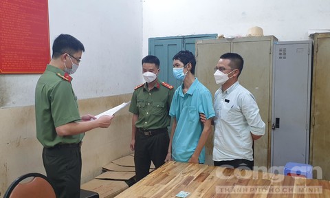Công an tỉnh Lâm Đồng tống đạt quyết định khởi tố, bắt tạm giam bị can Nguyễn Đoàn Quang Viên (áo thun xanh)