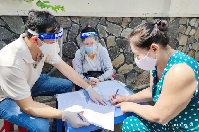 Người dân phường 11, quận Phú Nhuận nhận hỗ trợ đợt 3.Ảnh: NGUYỄN HIỀN