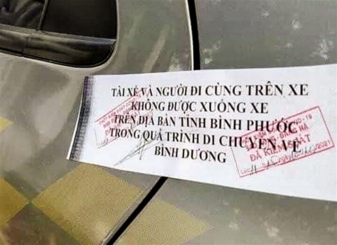 Hình ảnh giấy niêm phong xe ô tô lan truyền trên mạng xã hội Facebook gây xôn xao dư luận.
