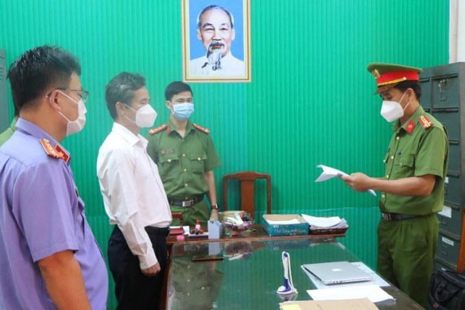 Cơ quan công an đọc quyết định khởi tố đối với ông Việt. Ảnh: CACC