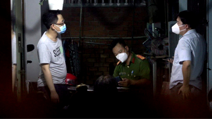 Công an có mặt tại hiện trường để thu thập chứng cứ, làm rõ trình báo bé trai 2 tuổi bị bắt cóc. CTV