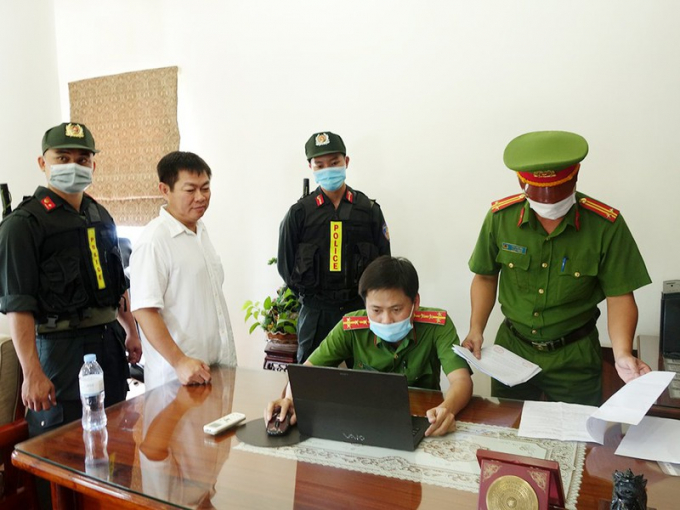 Công an khám xét nhà bị can Lê Văn Thu. Ảnh: CACC