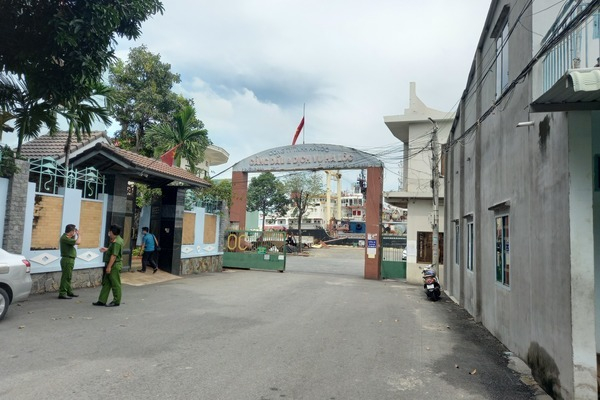 Khám xét trụ sở công ty Hà Lộc. Ảnh: Quang Hưng