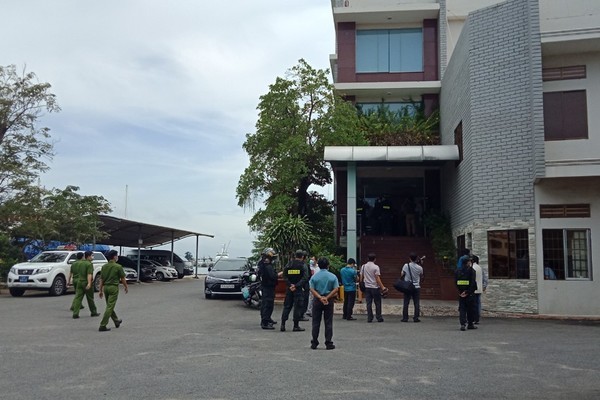 Công an khám xét công ty Hà Lộc, trên đường 30/4, TP Vũng Tàu vào sáng nay (21/10). Ảnh: Quang Hưng