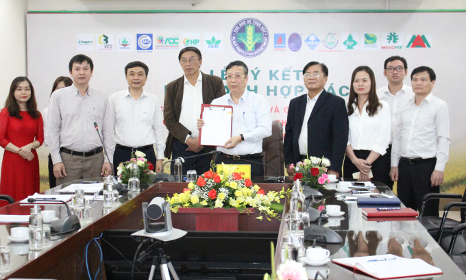 Lễ ký kết được tiến hành theo hình thức trực tuyến, với sự có mặt của đại diện Hiệp hội Doanh nghiệp Sản xuất và Kinh doanh thuốc BVTV Việt Nam. Ảnh: Trung Quân.