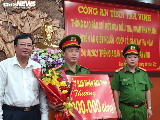 Chủ tịch UBND tỉnh Trà Vinh và Giám đốc Công an tỉnh trao Bằng khen, tặng hoa cho 6 cá nhân có thành tích xuất sắc trong phá án. (Ảnh: C.H)