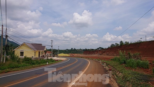 Căn nhà (bên trái) xây dựng trái phép trên phần đất cấp cho ông Nguyễn Ngọc Bắc.