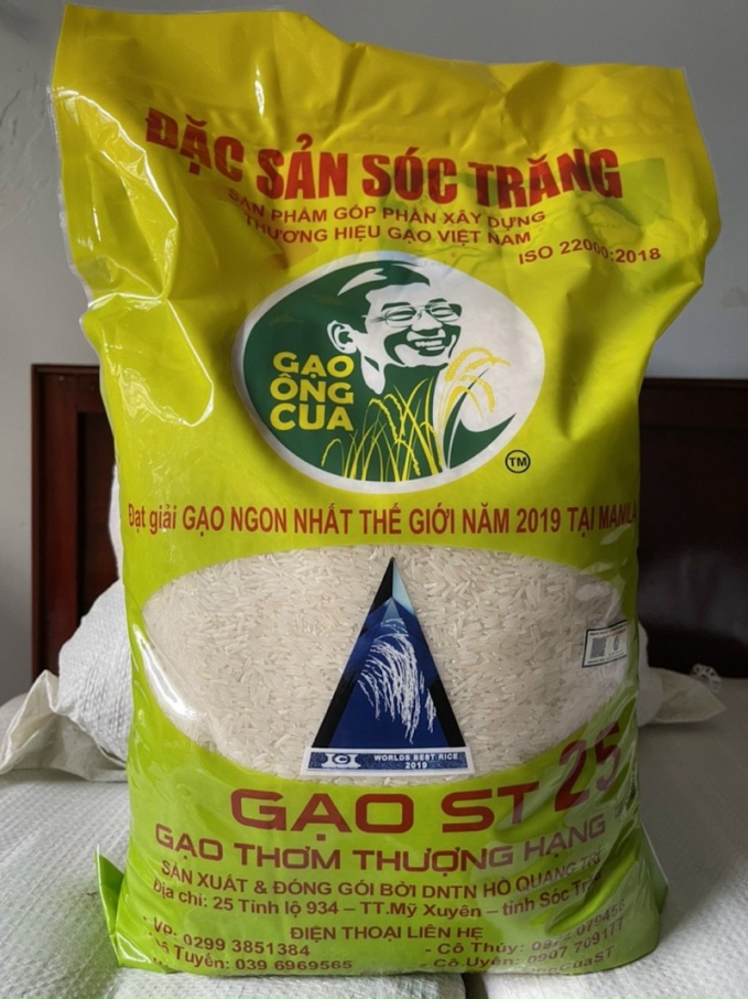 Sản phẩm gạo ST25 của của kỹ sư Hồ Quang Cua hiện là đơn vị duy nhất tại Việt Nam được TRT cho phép sử dụng logo cuộc thi gạo ngon nhất thế giới. Ảnh: Quang Huy.