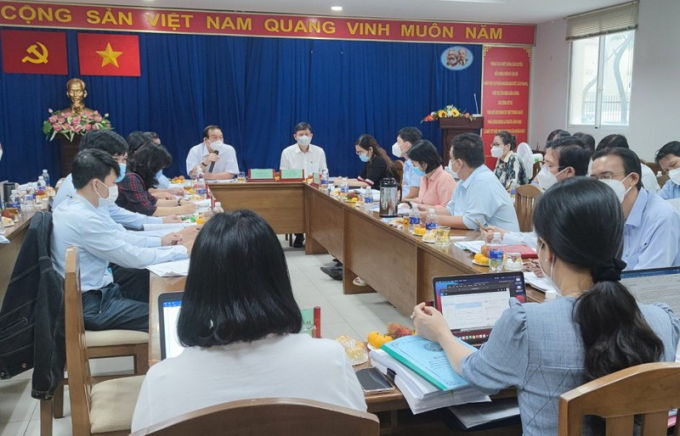 Đoàn kiểm tra, giám sát tại quận 4. Ảnh: NGUYỄN HIỀN