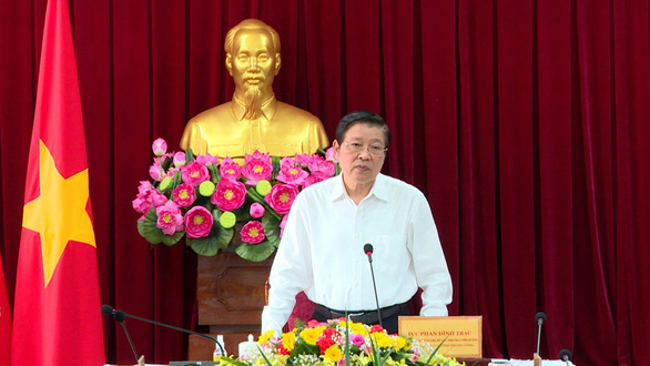 Ông Trạc trao phần thưởng của Ban chỉ đạo Trung ương về phòng chống tham nhũng, tiêu cực cho lực lượng Công an Đồng Nai - Ảnh: CTV