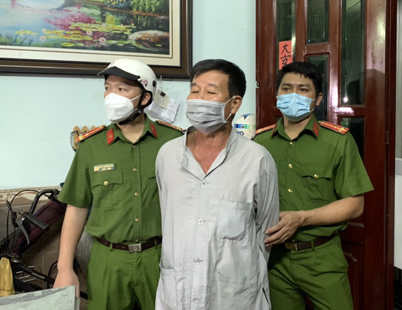 Ông Nguyễn Văn Tuấn lúc bị bắt khẩn cấp - Ảnh: QUỲNH GIANG