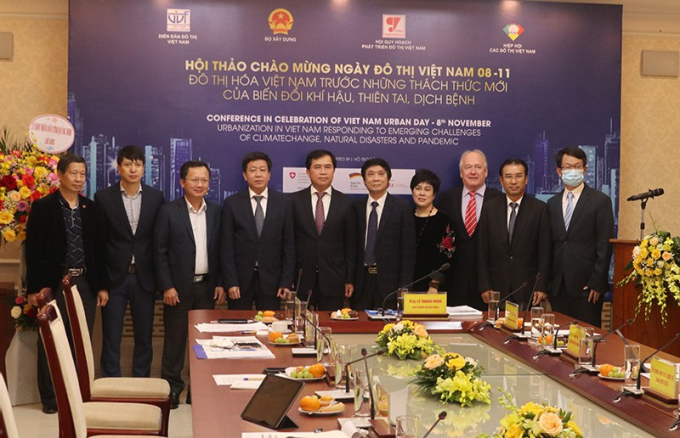 Các đại biểu tham gia Hội thảo đô thị hoá Việt Nam trước những thách thức mới của biến đổi khí hậu, thiên tai, dịch bệnh