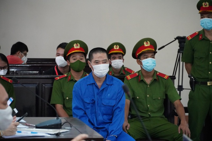 Bị cáo Phạm Văn Dũng khi mới được đưa đến tòa chờ xét xử. Ảnh:TK