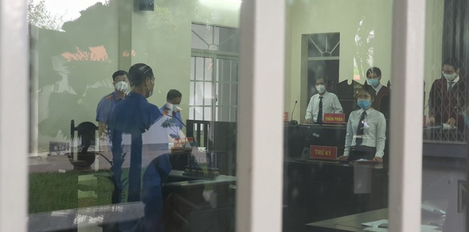 Các phóng viên được mời ra ngoài để tòa bắt đầu phiên xử kín. Ảnh:TK
