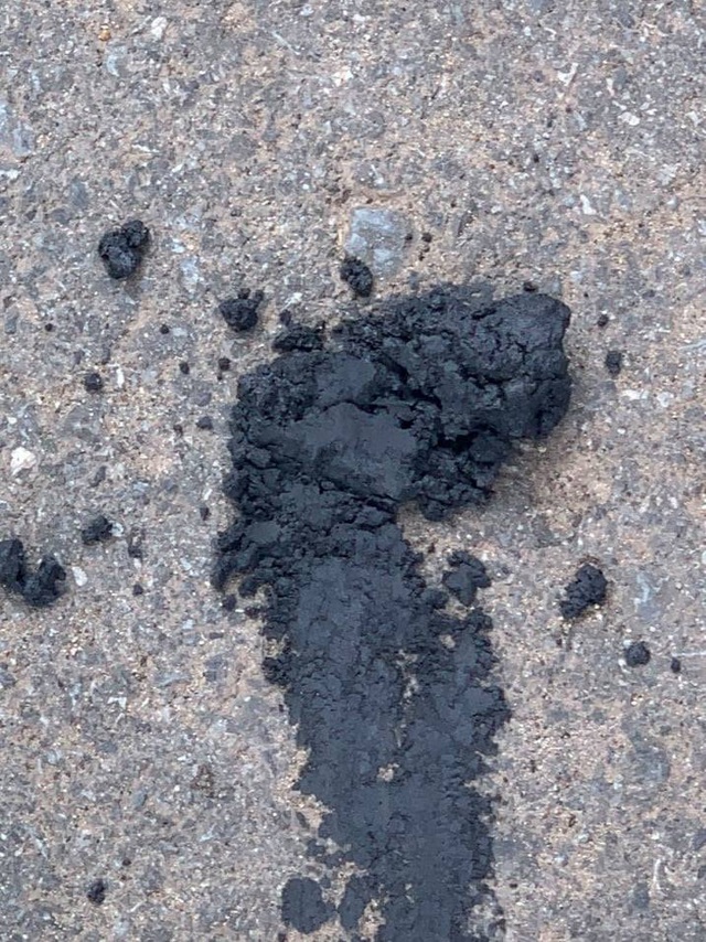 Qua kiểm tra, lực lượng chức năng phát hiện trên xe chở giấy cuộn nhưng lõi chứa chất bột mịn, màu đen (ảnh CTV)