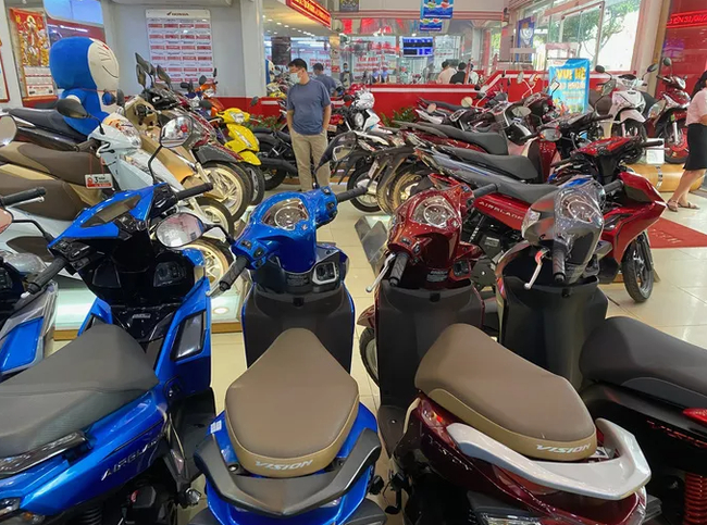 Thị trường xe máy trong tháng ngâu ít người mua.