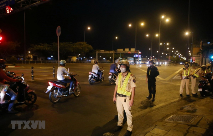 Cảnh sát giao thông-Cảnh sát cơ động chốt chặn phòng chống đua xe trên đại lộ Võ Văn Kiệt. (Ảnh: Thành Chung/TTXVN)