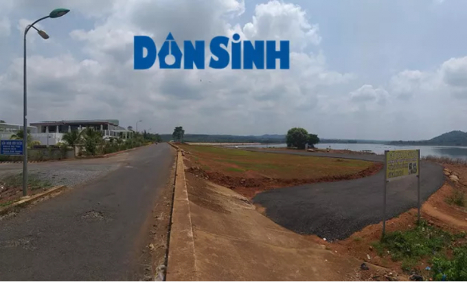 Toàn cảnh con con đường doanh nghiệp Hoàng Nam đang san lấp trong lòng hồ Ea Kao
