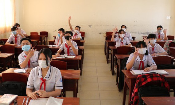 Học sinh lớp 9 Trường THCS Nguyễn Thị Minh Khai (phường 9, TP Cà Mau) phấn khởi khi trở lại lớp học sau thời gian dài nghỉ học để phòng chống dịch Covid-19