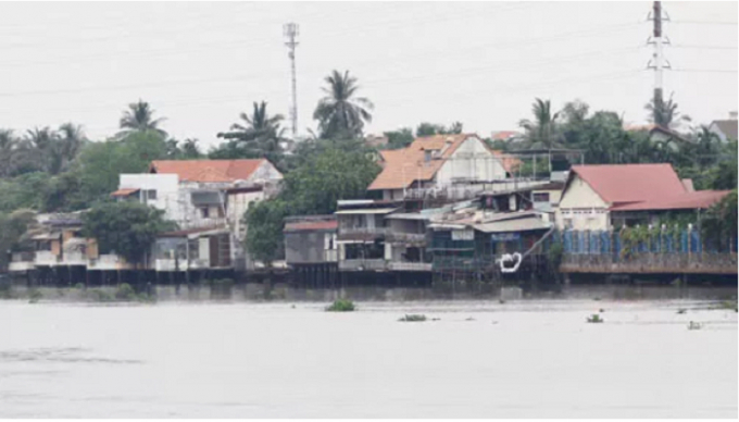 Nhiều căn nhà, hàng quán xây dựng sát mép sông Sài Gòn đoạn từ cầu Bình Lợi về phía thượng lưu thuộc địa bàn quận Thủ Đức