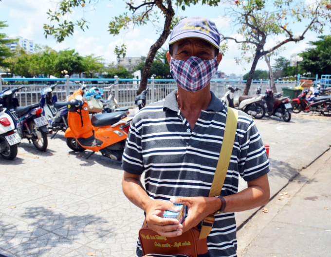 Người bán vé số dạo ở Cà Mau phấn khởi ngày vé số miền Nam tái xuất