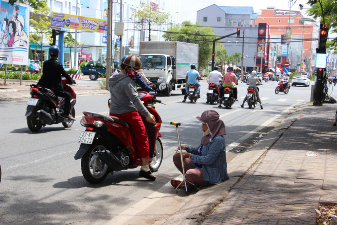 hinh-5-nguoi-dan-den-mua-ung-ho-nguoi-ban-ve-so-dao-ngay-dau-ban-ve-so-tro-lai-15881570851111205606810