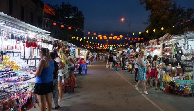 Tính đến nay Chợ đêm Yến Sào Khánh Hòa đã hoạt động được gần 10 năm, với khoảng 140m chiều dài, hơn 100 gian hàng, đây là điểm đến của nhiều du khách.