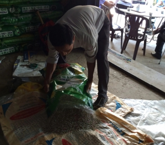 Lấy mẫu phân bón đi kiểm tra. Ảnh: Đức Trung.