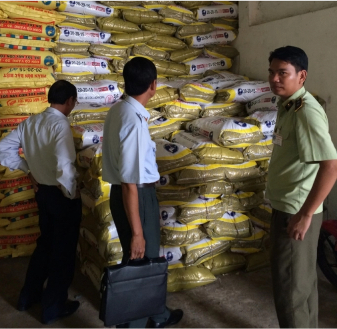 Cơ quan chức năng kiểm tra tình hình kinh doanh phân bón. Ảnh: Đức Trung.