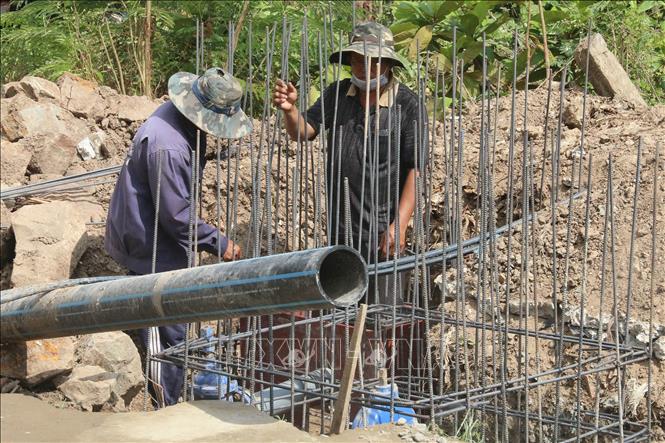 Thi công đường ống cấp nước ở xã Long Bình, huyện Gò Công Tây.