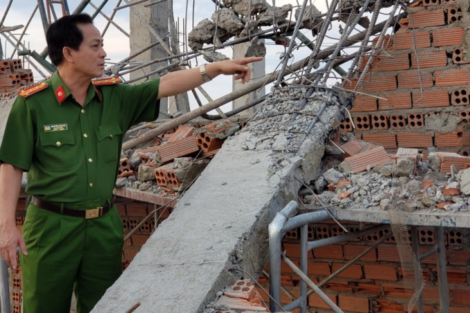 Đại tá Nguyễn Văn Kim, Thủ trưởng Cơ quan Cảnh sát điều tra, Công an tỉnh Đồng Nai khám nghiệm hiện trường. Ảnh: Hà Anh Chiến